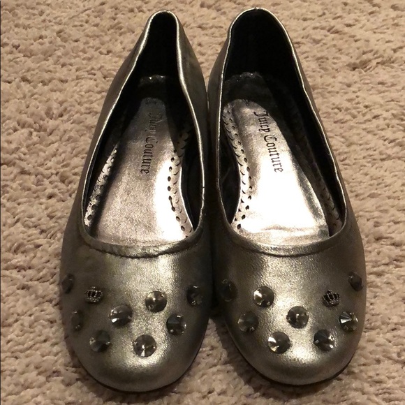 Juicy Couture Other - Girls Juicy Couture Silver Metallic flat shoe Sz4